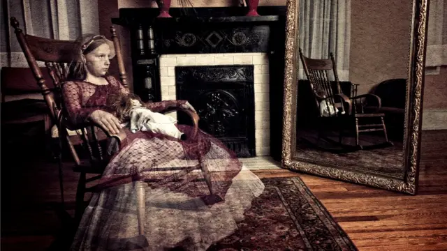 Niña fantasma en mecedora