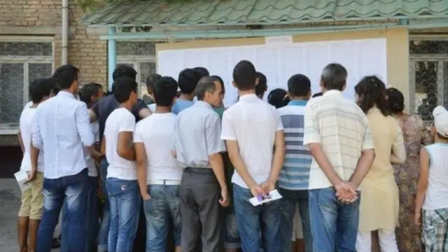 Abiturientlar kirish imtihoni natijasini tekshirishmoqda.