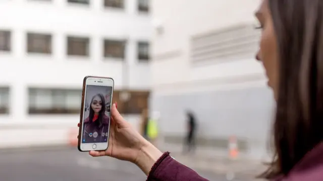 Hannah muestra cómo funciona la aplicación Snapchat