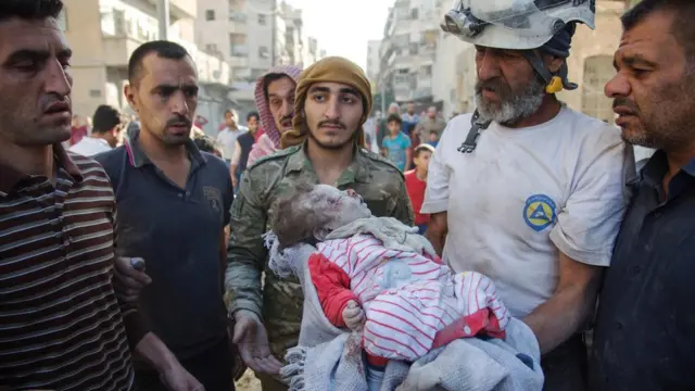 Спасатели с телом девочки на руках