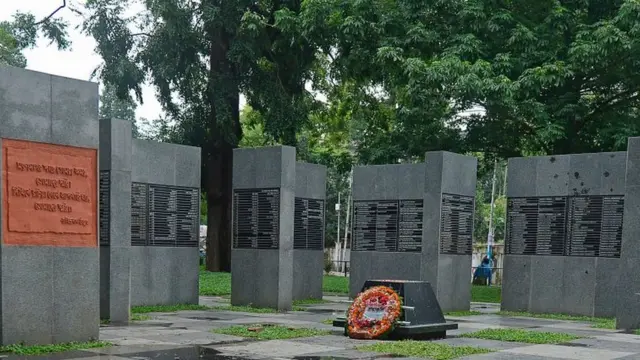 মুক্তিযুদ্ধে ঢাকা বিশ্ববিদ্যালয়ের শহীদ শিক্ষক-শিক্ষার্থীদের স্মরণে নির্মিত স্তম্ভ