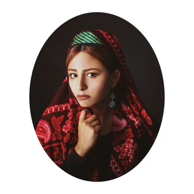 مجموعه پرتره‌های زنان افغانستان تلاشی است تا زیبایی‌های زنانگی همراه با پوشش‌های مختلف را نمایان کند.