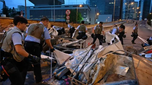Поліція Гонконгу розбирає барикади, які встановили демонстранти