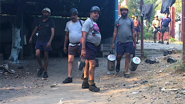 సింగరేణి కార్మికులు