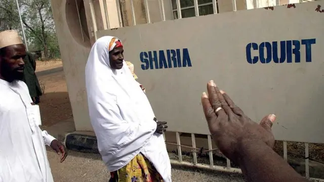 Safiya Hussaini foi acusada1xbet minimo saqueadultério e condenada à morte por apedrejamento1xbet minimo saque2002 no estado sharia nigeriano1xbet minimo saqueSokoto. Seu caso teve repercussão internacional e ela acabou sendo absolvida, mas muitas outras pessoas tiveram um destino pior