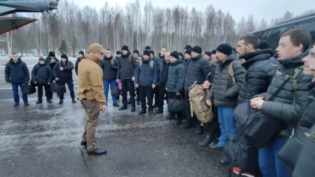 Евгений Пригожин с группой бывших заключенных