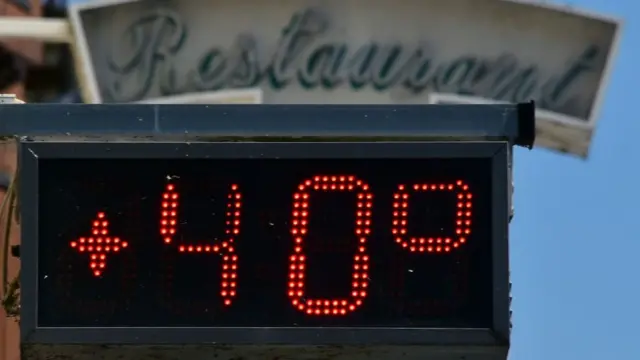 Una foto tomada el 7 de agosto de 2018, con una pantalla electrónica en la entrada de un restaurante que muestra 40 grados centígrados en la ciudad francesa Entraygues-sur-Truyère, durante una ola de calor en curso en Europa.