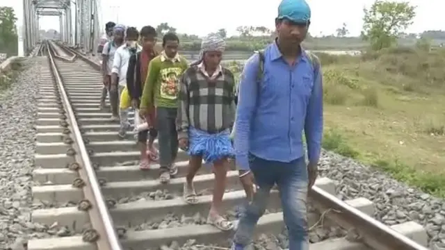 मज़दूर पैदल ही अपने अपने घरों के लिए निकल पड़े