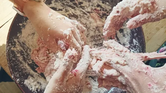 Детские руки, вымазанные липким тестом.