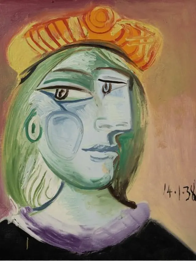 वुमन इन अ रेड अरेन्ज बेरेट