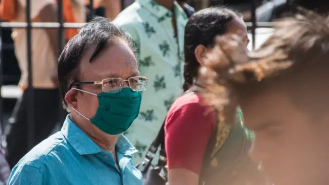 માસ્ક પહેરેલી વ્યક્તિ