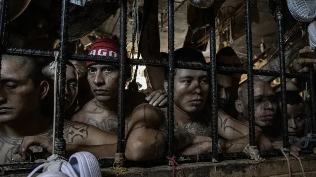 Reos en una celda abarrotada en el penal de Quezaltepeque, El Salvador. 9 de noviembre de 2018