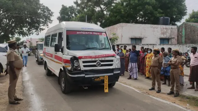 கள்ளக்குறிச்சி மாணவியின் உடலைப் பெற்றுக்கொண்ட பெற்றோர்