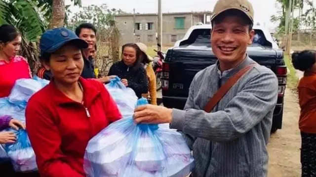 Ông Đỗ Hữu Thiện đem đến cho người dân những suất ăn cứu đói.