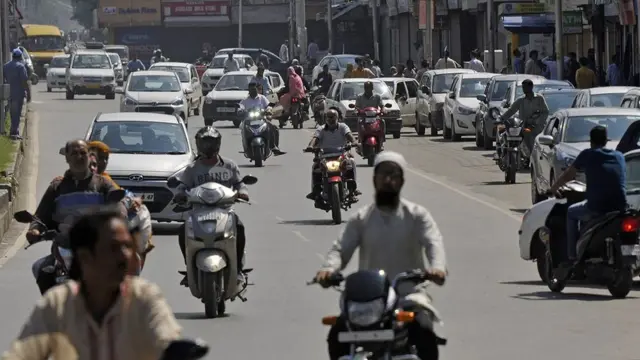 காஷ்மீர்: ``பக்ரீத் பற்றி யாருக்கு கவலை? எங்கள் குடும்பங்கள் குறித்தே அறிய நாங்கள் விரும்புகிறோம்.''