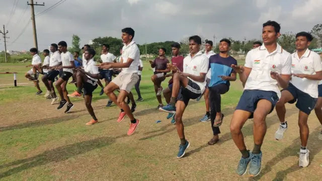 ఆర్మీలో చేరేందుకు శిక్షణ పొందుతున్న అభ్యర్థులు