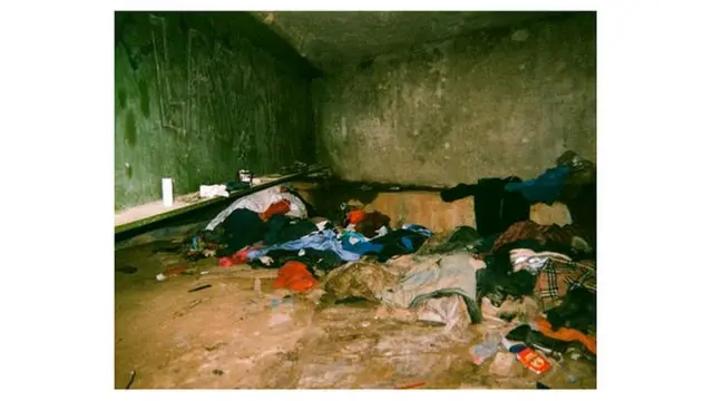 Refugio debajo de un puente de una persona sin hogar