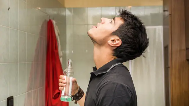 Un hombre con un enjuague bucal