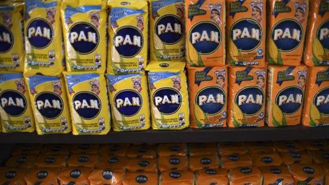 Paquetes de Harina PAN en un anaquel.