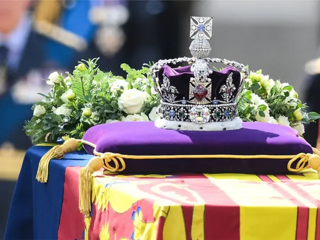 A Coroa Imperial do Estadobolsa de apostas futebolcima do caixão da rainha