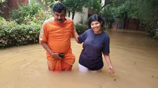 డాక్టర్ సీమంతిని దేశాయ్‌ని రక్షిస్తున్న ఎన్‌డీఆర్‌ఎఫ్ సిబ్బంది