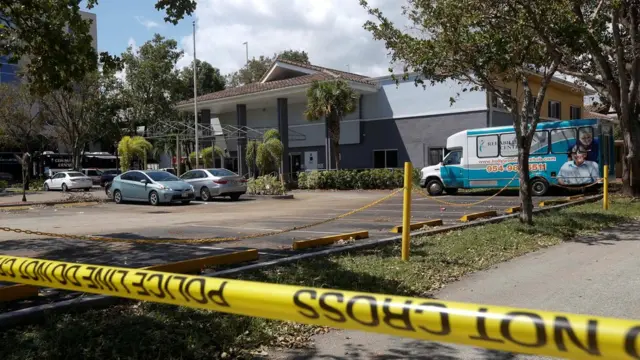 Cordón policial en torno al edificio de la residencia.