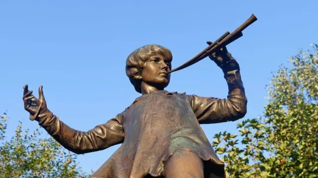 Estatua de Peter Pan en los Kensington Gardens de Londres