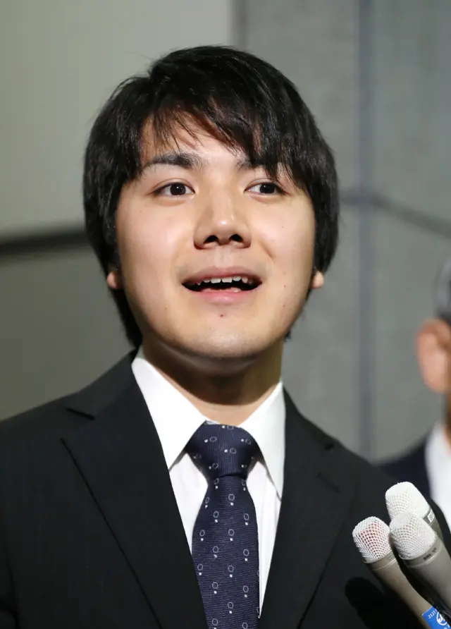 ปัจจุบันนายโคมุโระ ทำงานที่บริษัทกฎหมายแห่งหนึ่ง