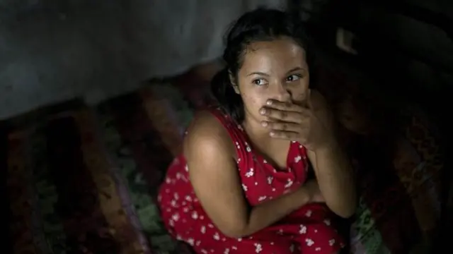 Nahín en la pequeña choza en la que vive en San Pedro Sula.