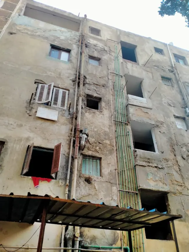 احد ابنية الحي السادس