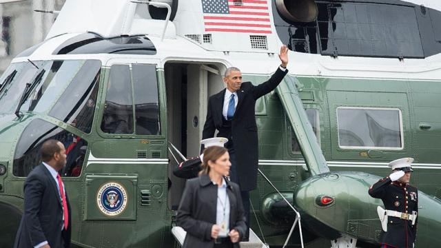 手を振り就任式会場を後にするバラク・オバマ前大統領