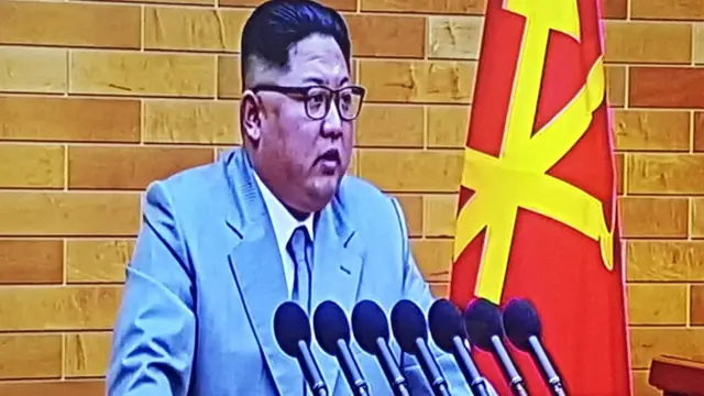 신년사 발표하는 양복 차림의 김 위원장