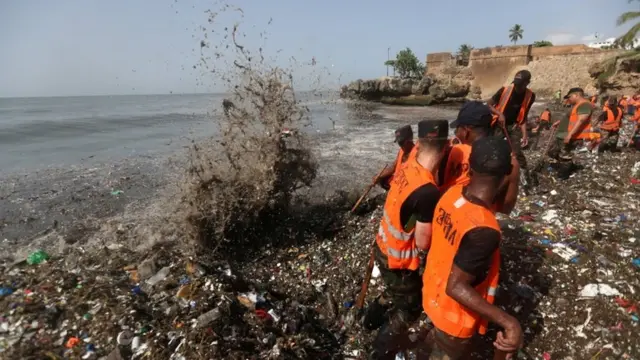 Trabajadores recogiendo basura en el Malecón de Santo Domingo, República Dominicana.