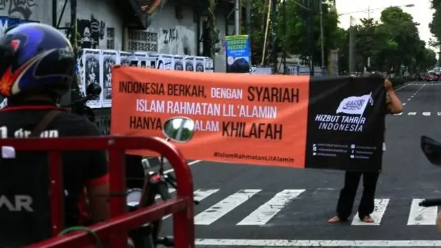 Demo mendukung penegakan khilafah di jalanan depan sebuah kampus di Yogyakarta pertengahan April.