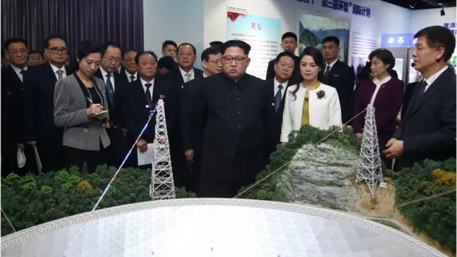 金正恩還參觀了"率先行動 砥礪奮進——十八大以來中國科學院創新成果展"。