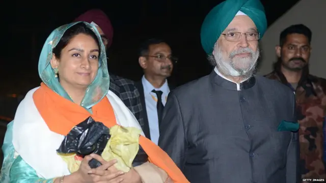 ਕੇਂਦਰੀ ਮੰਤਰੀ ਹਰਸਿਮਰਤ ਕੌਰ ਬਾਦਲ ਅਤੇ ਹਰਦੀਪ ਸਿੰਘ ਪੁਰੀ ਪਾਕਿਸਤਾਨ ਜਾਂਦੇ ਹੋਏ