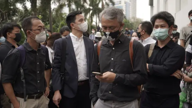 กลุ่มนักวิชาการมาสังเกตการณ์และให้กำลังใจผู้ต้องหา