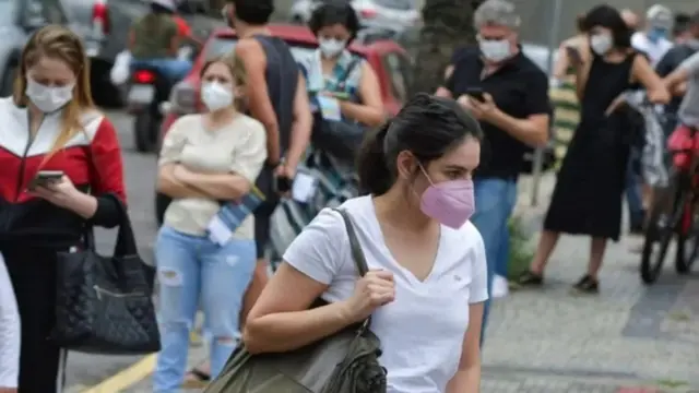 Personas en la calle con mascarillas