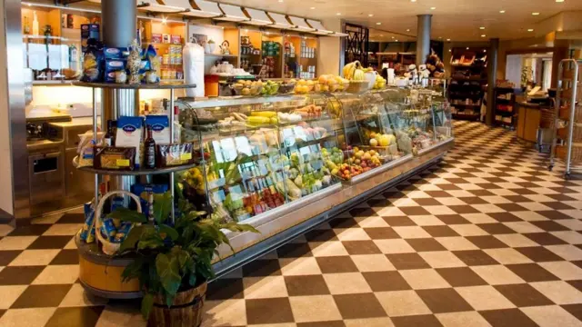 "世界号"是一艘住宅式邮轮，上面各种设施一应俱全，甚至还有杂货店