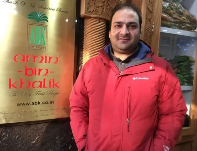 শ্রীনগরে তার শুকনো ফলের দোকানে ওমর আমিন