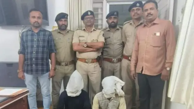 నిందితులతో పోలీసులు 