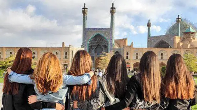 زنان بی حجاب در برابر مسجد