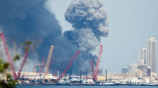 Humo sobre Manama, capital de Bahréin.