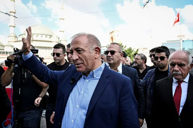 Gürsel Tekin Taksim Meydanı'nda insanları selamlarken