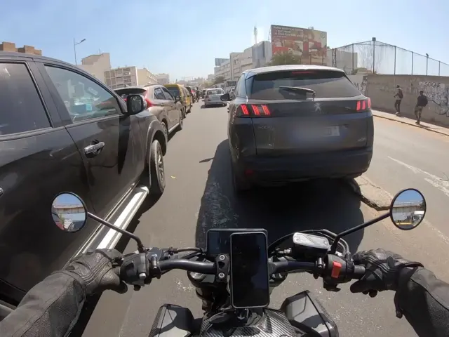 Scène de circulation à Dakar filmée depuis la moto du motard anonyme