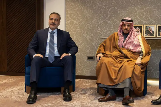 Türk Dışişleri Bakanı Hakan Fidan (solda), Suudi Arabistan'ın başkenti Riyad'da, 18 Mart 2026 tarihinde, son bölgesel gelişmelerin ele alındığı bir toplantı kapsamında Suudi Arabistan Dışişleri Bakanı Faysal bin Farhan El-Saud (sağda) ile bir araya geldi.