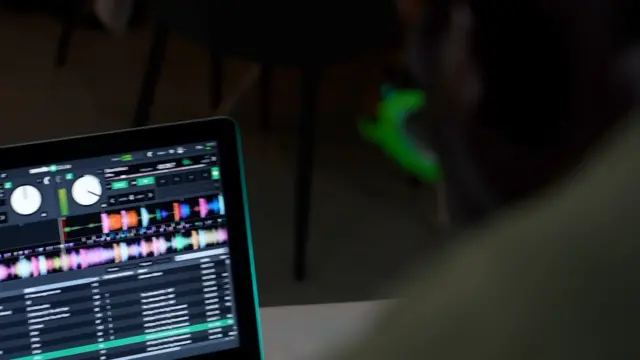 Tamsir Ndir devant son contrôleur et son ordinateur