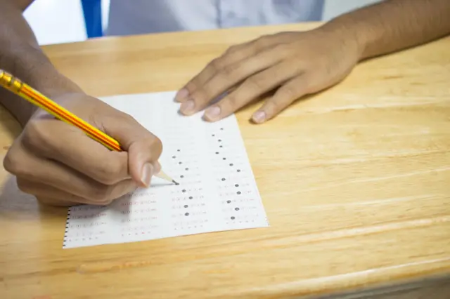 Una niña en un examen