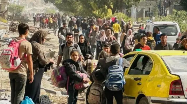 जबालियामध्ये इस्रायलच्या सैन्य कारवाईमुळे अनेक कुटुंबं आपल्या मुलांसह गाझा शहराकडे जाणाऱ्या सलाह अल-दिन रस्त्यावरून सुरक्षित ठिकाणांच्या शोधात जात आहेत.