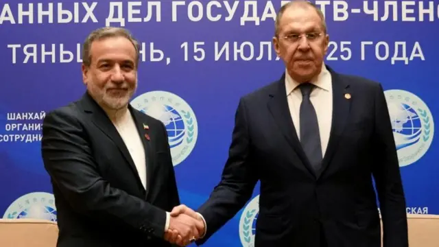 عباس عراقچی، وزیر خارجه ایران، (سمت چپ) امروز در دیدار با وزیر خارجه روسیه در چین